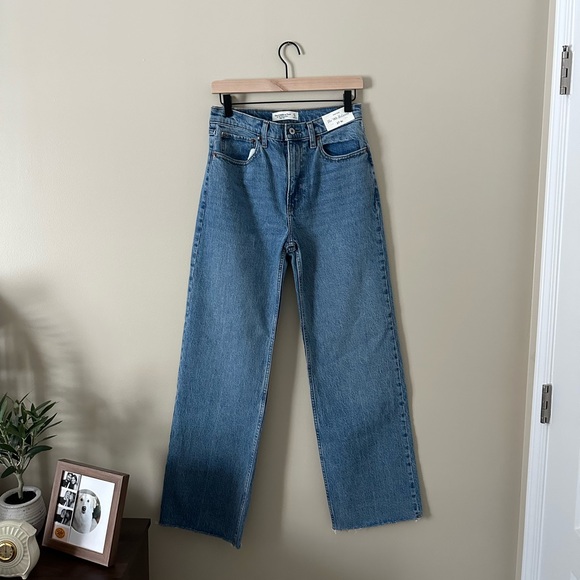 NWT Abercrombie & Fitch The 90s Relaxed Jean High Rise Medium Blue - Picture 2 of 9